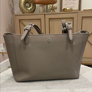 Gorgeous Tory Burch Gray Leather Tote